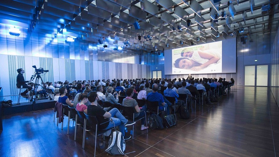 BMW BKK Dialogveranstaltung Publikum sieht auf Leinwand bei einer Dialogveranstaltung.